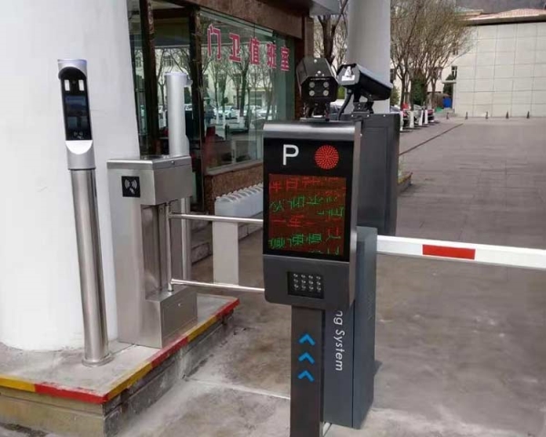 長治車牌識(shí)別系統(tǒng)和刷臉人行通道擺閘調(diào)試